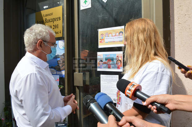 Пред РУО-Благоевград родители изразиха несъгласие децата да носят предпазни маски в училище