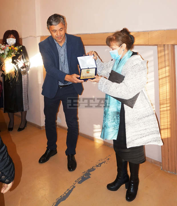 Дългогодишна учителка е удостоена с почетния знак на Община Радомир