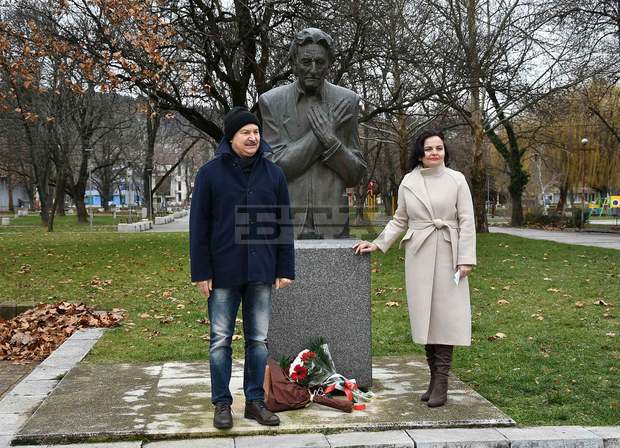 С поднасяне на цветя пред паметника на Йордан Радичков в Монтана отбелязаха 18-ата годишнина от смъртта му С поднасяне на цветя пред паметника на Йордан Радичков в Монтана отбелязаха 18-ата годишнина от смъртта му