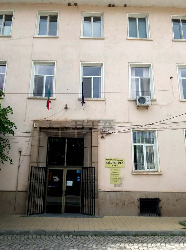 Полицаят, ограбил казино в Перник, остава в ареста Полицаят, ограбил казино в Перник, остава в ареста