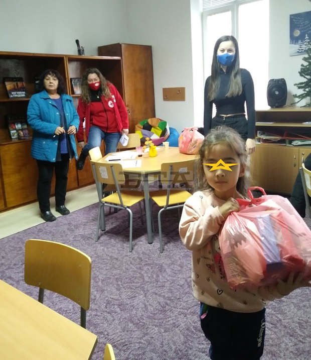 Доброволци на БЧК в Разград предоставиха хранителни пакети на деца от уязвими семейства в областта
