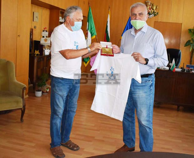 Кметът на Разград Денчо Бояджиев получи плакет от Спортен клуб "Спорт за всички"