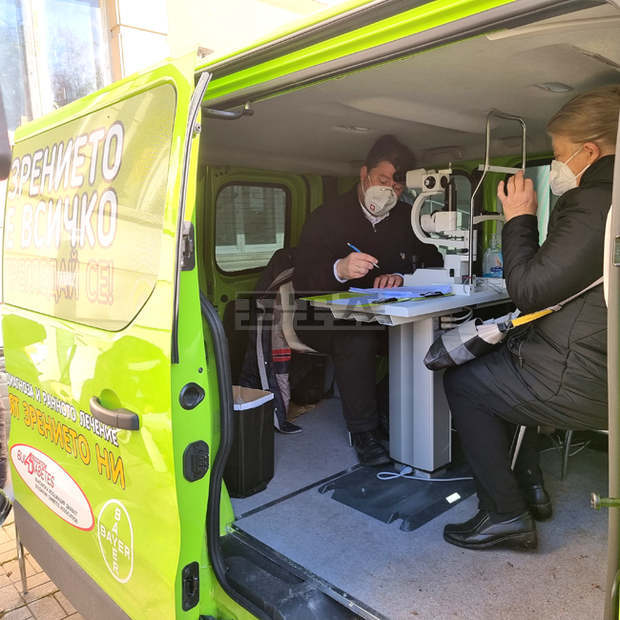 Преглеждат безплатно диабетици с проблеми в зрението в мобилен кабинет в Разград