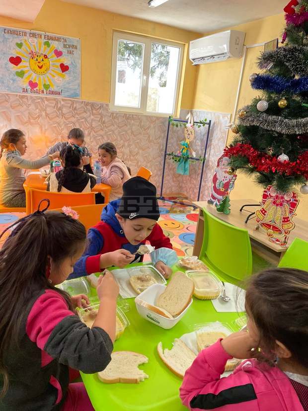 БЧК-Разград осигурява топъл обяд за ученици от училището в Стражец