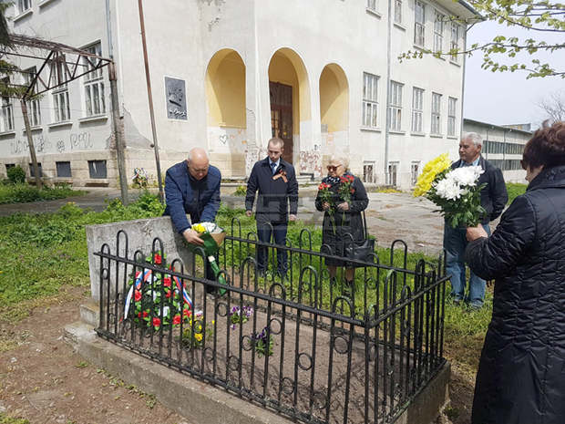 Вицеконсулът на Руската федерация в Русе отдаде почит към паметта на руски войници, загинали в Разградско Вицеконсулът на Руската федерация в Русе отдаде почит към паметта на руски войници, загинали в Разградско