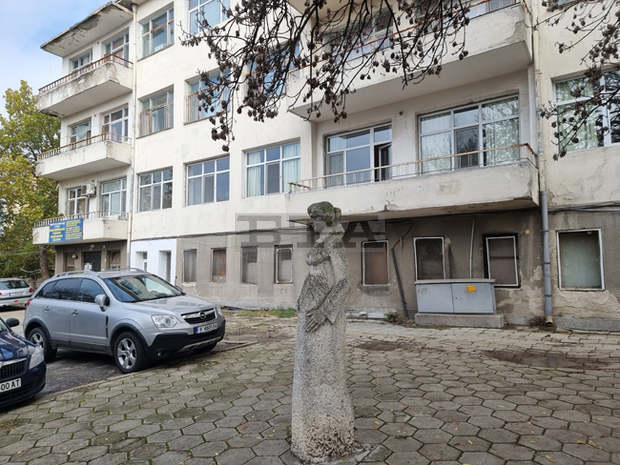 Образувана е вътрешна проверка за смъртта на 18-годишна родилка в ямболската болница