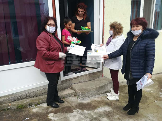 Ромски деца от Омуртаг са дарили великденска украса на възрастни и немощни хора Ромски деца от Омуртаг са дарили великденска украса на възрастни и немощни хора