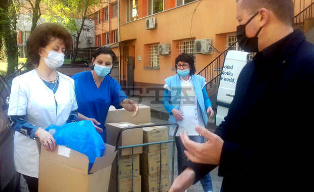 Дарение от 120 предпазни шлема и 5000 чифта ръкавици дариха на УМБАЛ "Д-р Г.Странски" в Плевен от Ротари клуб Дарение от 120 предпазни шлема и 5000 чифта ръкавици дариха на УМБАЛ "Д-р Г.Странски" в Плевен от Ротари клуб