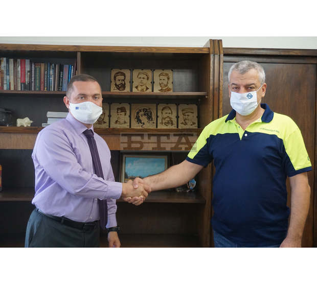 Русенец дари шест пирографии на български възрожденци на общината