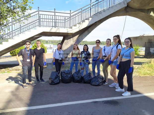 Младежи почистиха кея на Русе