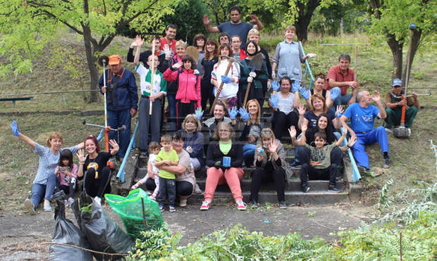 Кметът на Русе, общински служители и доброволци чистиха детски площадки и градинки