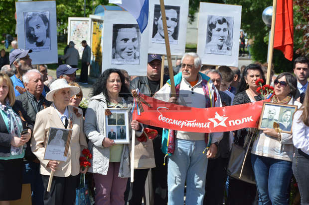 С церемония и с шествие на Безсмъртния полк бе отбелязан Денят на победата в Русе С церемония и с шествие на Безсмъртния полк бе отбелязан Денят на победата в Русе