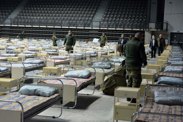 Сто войници изградиха за три часа военнополева болница в зала "ОЗК Арена Русе"