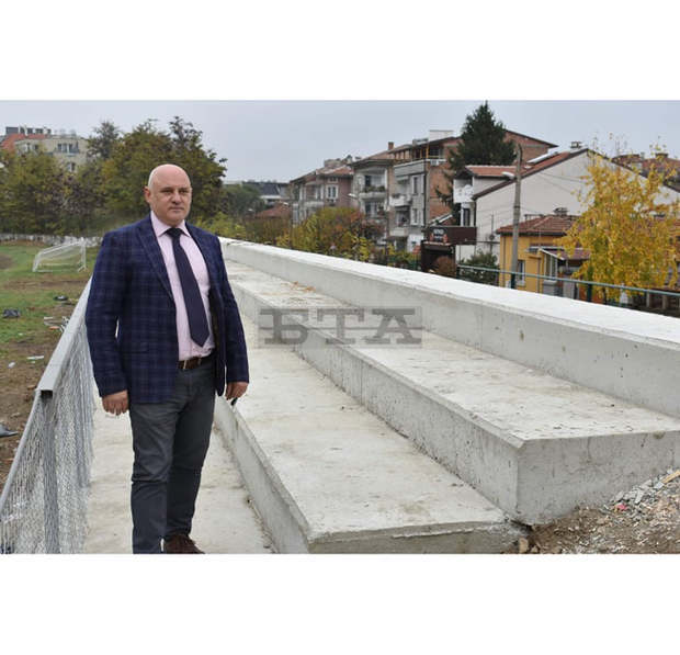 Възобновена е емблематичната трибуна "Трите пейки" на стадиона в Асеновград