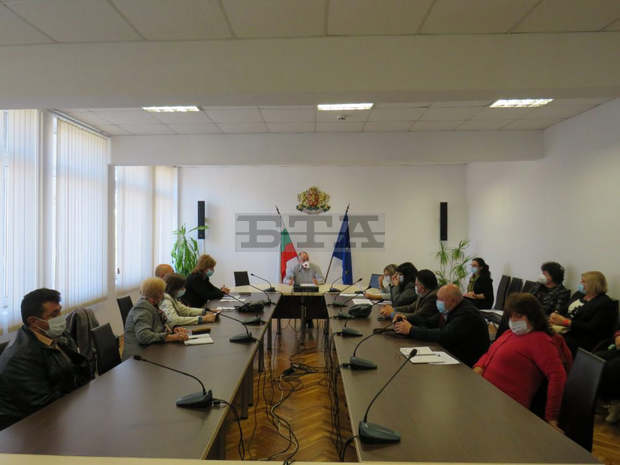 Обсъдени са възможностите за осигуряване на медицински персонал в подкрепа на МБАЛ - Шумен, заради многото болни от коронавирус
