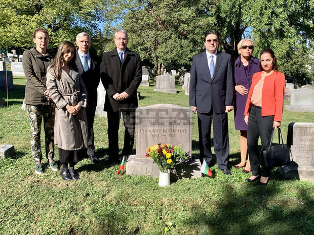 На гроба на дипломата Стефан Панаретов във Вашингтон бяха поднесени цветя от сливенската общественост