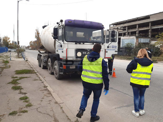 Продължават проверките на тежкотоварни автомобили в столицата