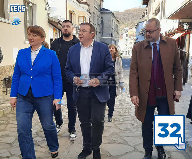 Деница Сачева и проф. Костадин Ангелов: ГЕРБ запази 300 000 работни места в пандемията, мерките сега не работят Деница Сачева и проф. Костадин Ангелов: ГЕРБ запази 300 000 работни места в пандемията, мерките сега не работят