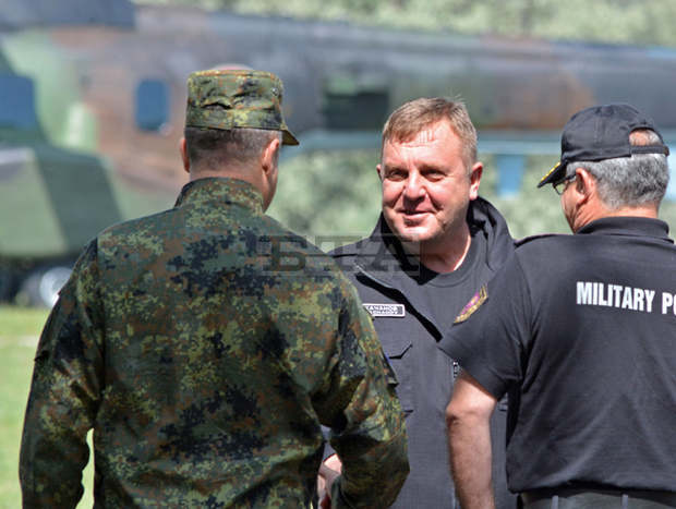 Нямаме намерение да лишаваме бойните способности на армията заради пандемията, смята военният министър Нямаме намерение да лишаваме бойните способности на армията заради пандемията, смята военният министър