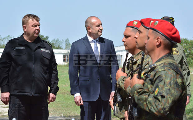 Много е важно страната ни да успява да поддържа военната техника в изправност, смята президентът Много е важно страната ни да успява да поддържа военната техника в изправност, смята президентът