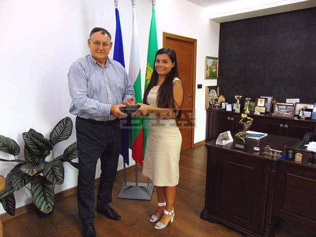 Кметът на Шумен Любомир Христов поздрави шуменка, станала първенец на Випуск 2020 на Военноморското училище във Варна