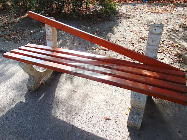 Повредени са 14 пейки по централната пешеходна зона в Шумен