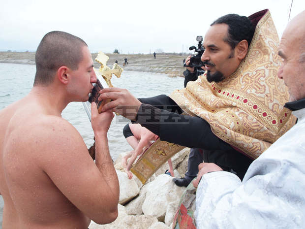 Ритуали по освещаване на българските бойни знамена и по изваждане на богоявленския кръст се състояха в Шумен