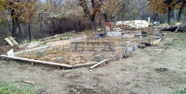 Доброволци и майстори са започнали изграждане на нов параклис в симитлийското село Полето