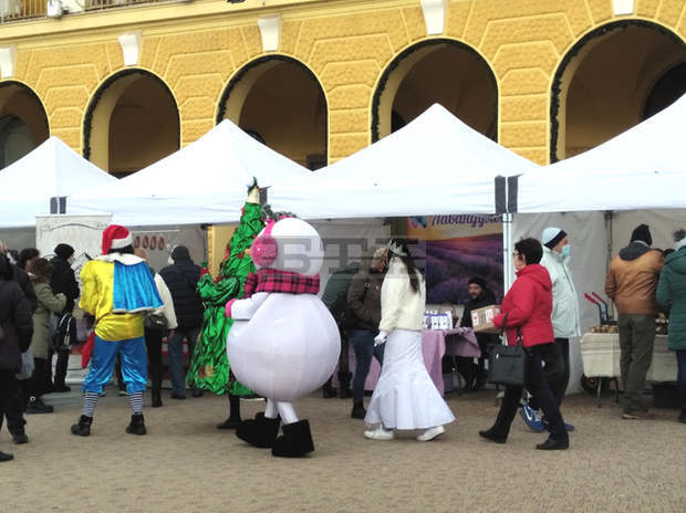 Фермерският пазар в Сливен днес е съпътстван с шествие на циркови артисти и коледна музика