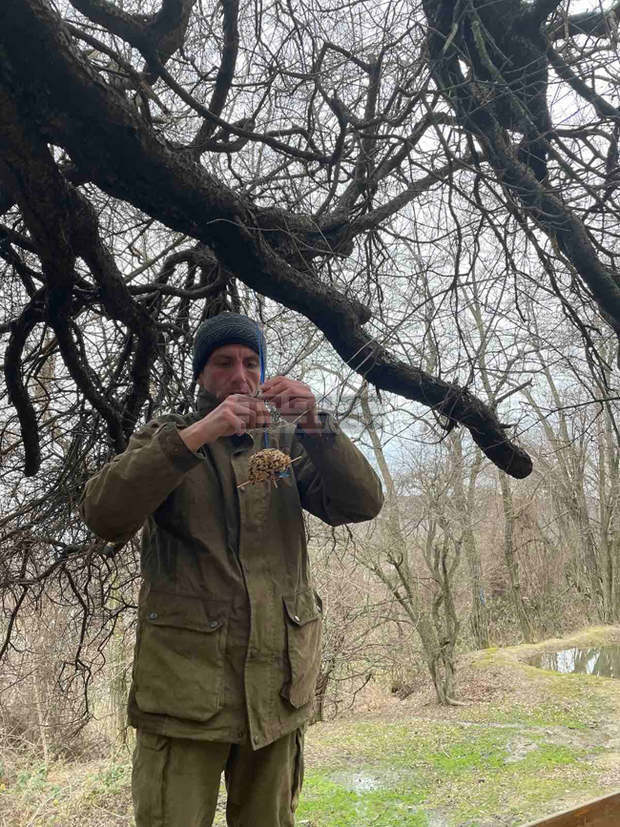 Хранилки за зимуващите птици поставиха в Природен парк "Сините камъни"