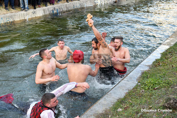 В Сливен на Богоявление бяха осветени бойните знамена, в река Новоселска се изви "мъжко хоро"