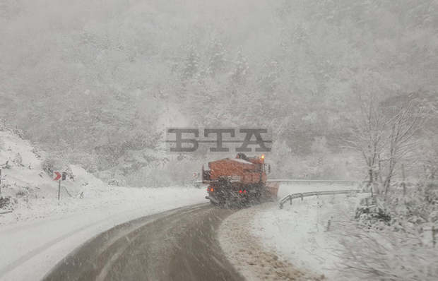 Обилен снеговалеж в Ловешка област затвори пътища
