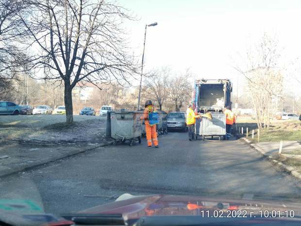 Съдовете за битови отпадъци в София се мият и дезинфекцират Съдовете за битови отпадъци в София се мият и дезинфекцират