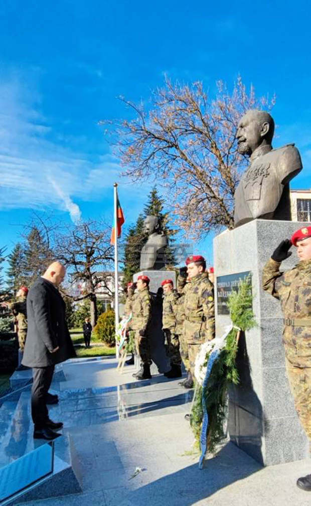 Жителите на Сопот отбелязаха 162 години от рождението на ген. Георги Вазов