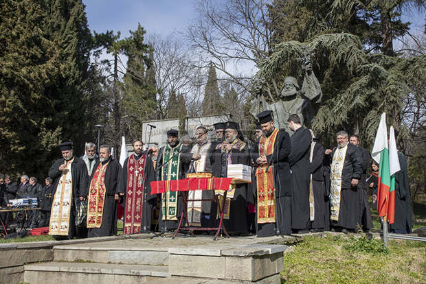 Два църковни юбилея събраха стотици старозагорци в парк "Митрополит Методий Кусев" в Стара Загора Два църковни юбилея събраха стотици старозагорци в парк "Митрополит Методий Кусев" в Стара Загора