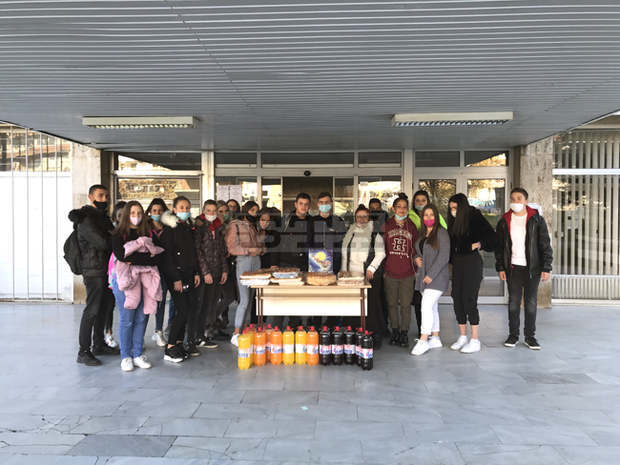 Ученици от Професионалната гимназия по хранене и облекло в Стара Загора изненадаха с дарение, лично производство, медиците от Университетската болница в Стара Загора