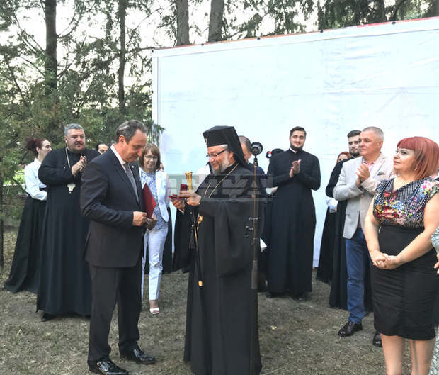 Директорът на Старозагорската опера Огнян Драганов е отличен за особени заслуги към БПЦ Директорът на Старозагорската опера Огнян Драганов е отличен за особени заслуги към БПЦ