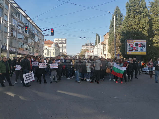Няколкостотин ресторантьори и хотелиери се събраха на протестно шествие срещу зелените сертификати в Стара Загора