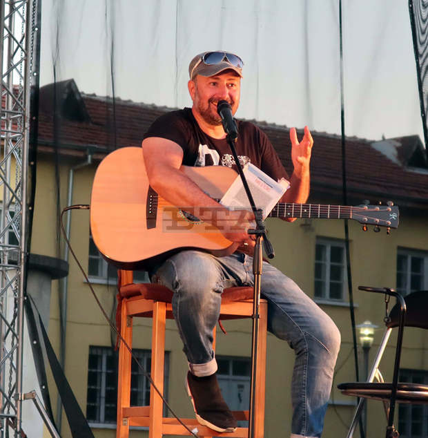 Стефан Вълдобрев гостува в Плевен с премиера на третото издание на автобиографичната си "Книга за песните"