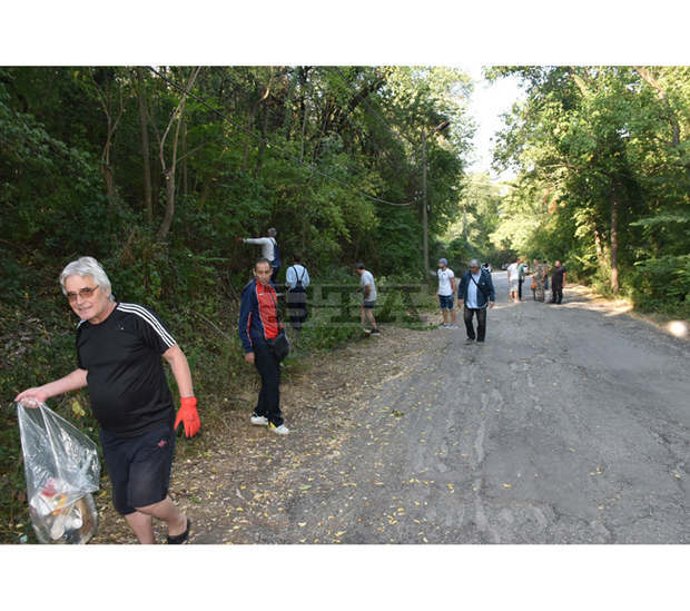 Служители на общинската администрация в Ловеч почистиха парк "Стратеш"