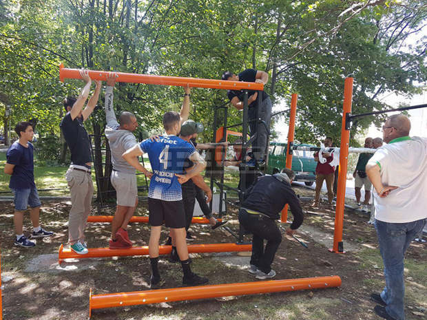 Доброволци от Дупница се включиха в монтажа на първото стрийт-фитнес съоръжение в Дупница Доброволци от Дупница се включиха в монтажа на първото стрийт-фитнес съоръжение в Дупница
