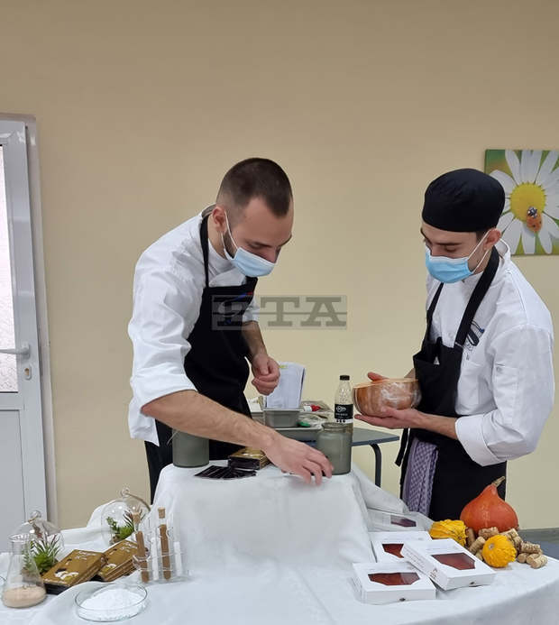 Студенти от Варна комбинираха виното и любовта с авторски кулинарни рецепти Студенти от Варна комбинираха виното и любовта с авторски кулинарни рецепти