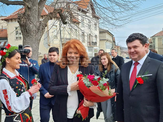 Нужни са гаранции от страна на българската държава за българските общности в Украйна при евентуален конфликт, заяви Илияна Йотова Нужни са гаранции от страна на българската държава за българските общности в Украйна при евентуален конфликт, заяви Илияна Йотова