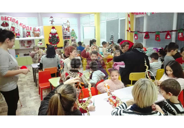 В град Левски деца изработиха сурвачки според народната традиция и наричаха за здраве и щастие