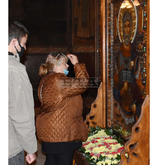 Вярващи се помолиха за здраве пред иконата на Свети Мина в катедралния храм "Свети великомъченик Димитър Солунски" във Видин