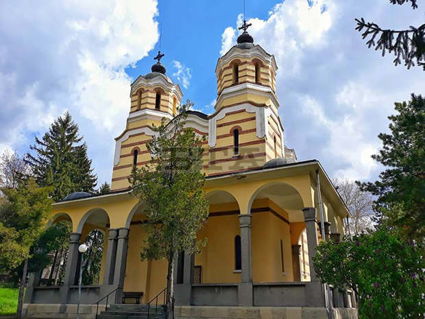 Църковният храм "Св. Успение Богородично" в Попово е готов да посрещне миряни за Цветница, свещниците ще са в двора Църковният храм "Св. Успение Богородично" в Попово е готов да посрещне миряни за Цветница, свещниците ще са в двора
