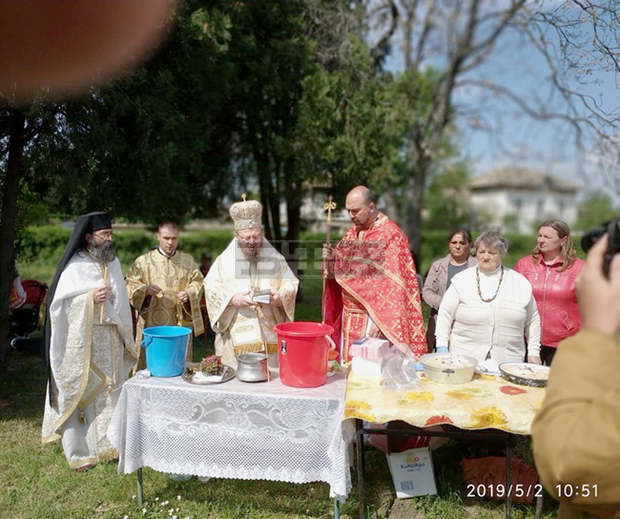 Русенският митрополит Наум служи в поповското село Светлен за храмовия празник на параклиса "Св.Цар Борис Покръстител" Русенският митрополит Наум служи в поповското село Светлен за храмовия празник на параклиса "Св.Цар Борис Покръстител"