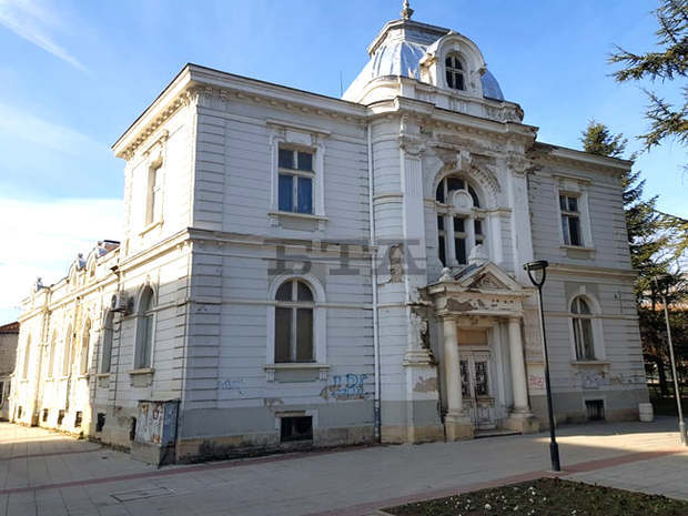 Удължават срока за оферти за концесия на рушаща се сграда в центъра на Търговище
