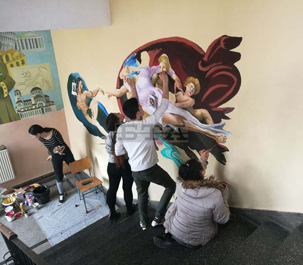 Стенопис с послание изрисуваха зрелостници от Търговище в родното училище