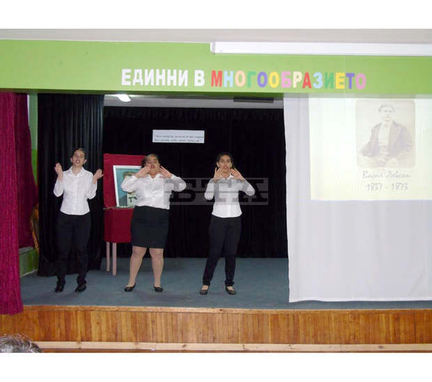 С общоучилищни инициативи възпитаниците на училището за деца в увреден слух в Търговище отбелязаха 147 години от гибелта на Апостола С общоучилищни инициативи възпитаниците на училището за деца в увреден слух в Търговище отбелязаха 147 години от гибелта на Апостола